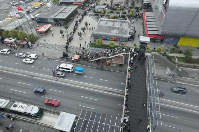 'Efsane Kasım' indirimi için AVM önünde metrelerce kuyruk oluştu