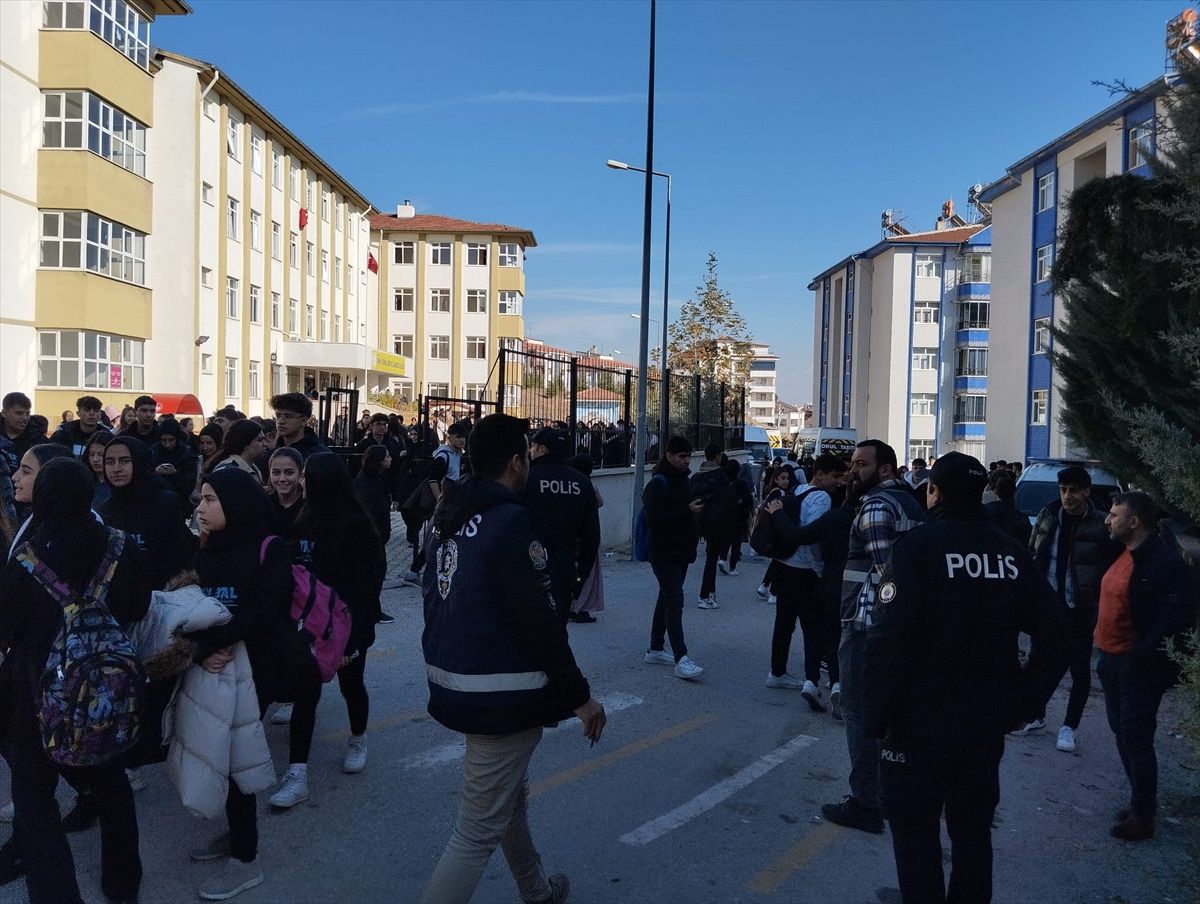 Elazığ'da polis okul önlerinde denetim yaptı