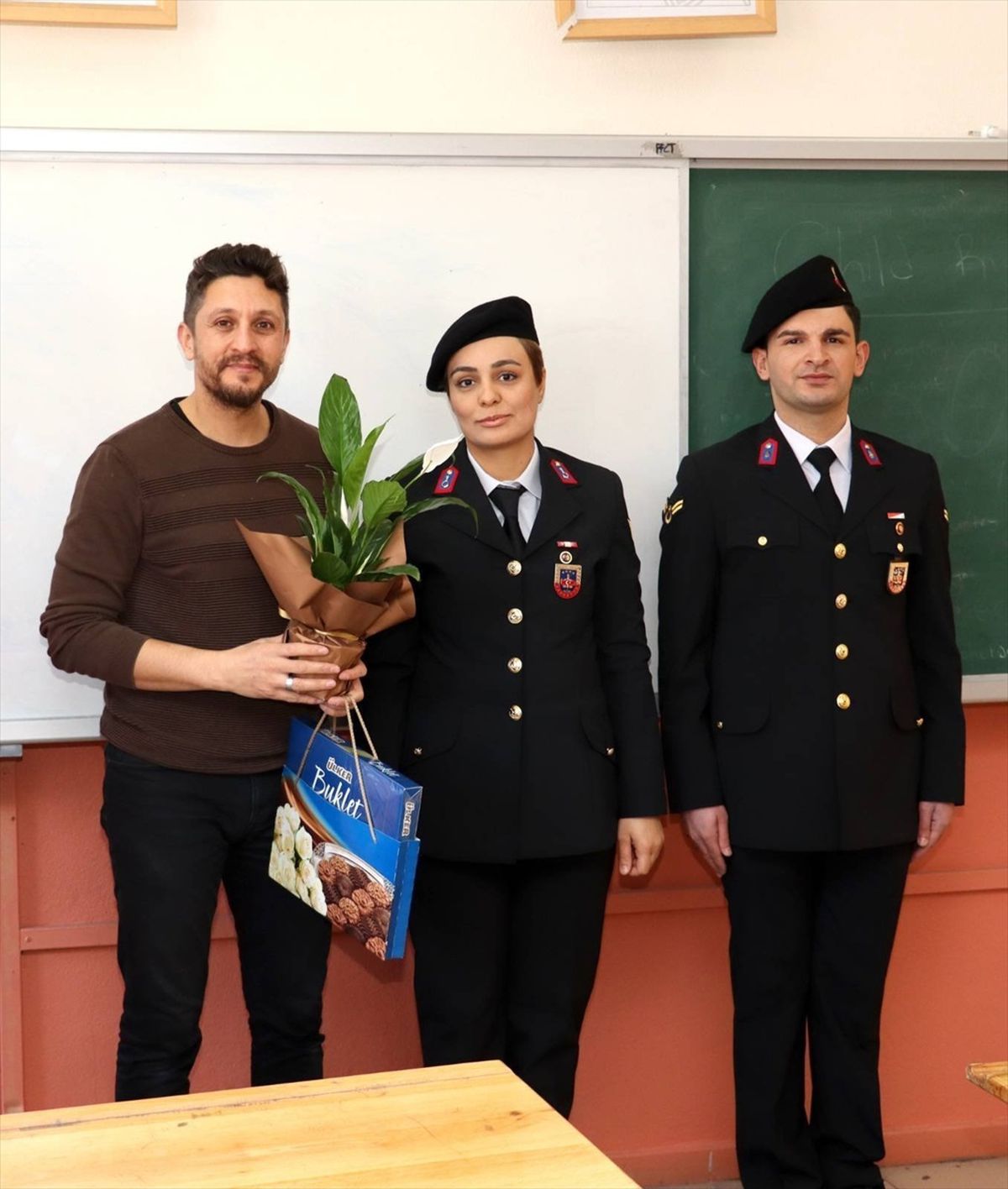 Jandarmadan şehit yakını öğretmenlere ziyaret