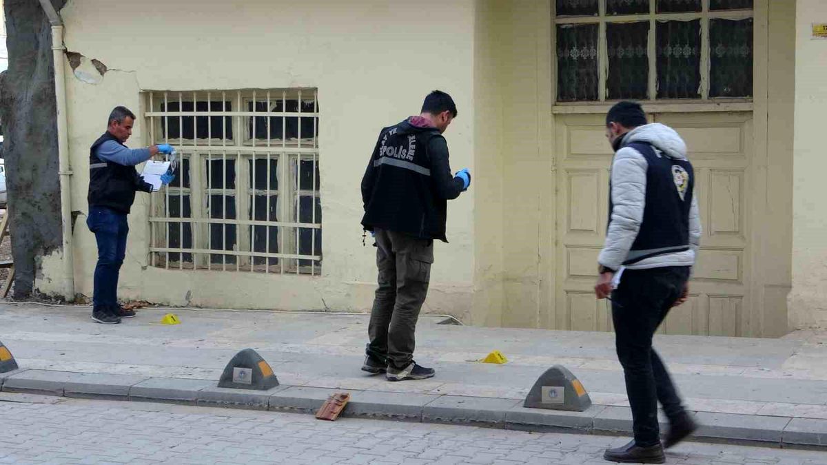 Malatya'da evinde tadilat yaptıran bir şahıs ile işçiler arasında çıkan silahlı kavgada 1'i ağır 2 kişi yaralandı
