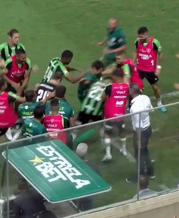 Futbol dünyasında görülmemiş olay! Attığı gol sonrası teknik direktöre yumruk atan futbolcuya tekme tokat daldılar Futbol dünyasında görülmemiş olay! Attığı gol sonrası teknik direktöre yumruk atan futbolcuya tekme tokat daldılar