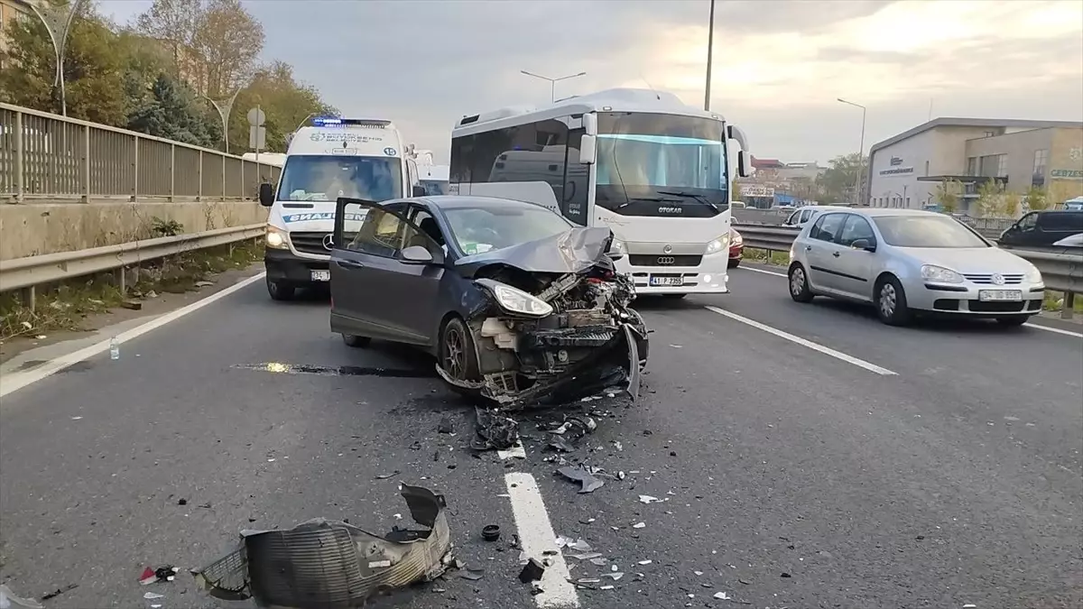 Gebze'de Otomobil Kazası: 2 Yaralı
