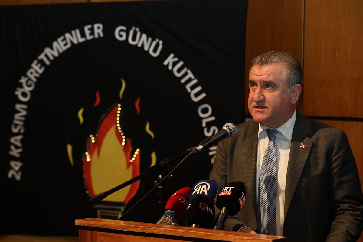Gençlik ve Spor Bakanı Bak, Rize'de Öğretmenler Günü töreninde konuştu Açıklaması