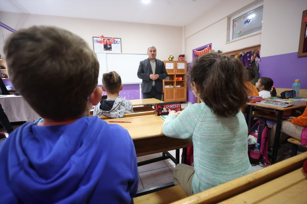 'Gönül gözüyle' gören Sabri öğretmen emekliliğine rağmen öğrencilerinden kopamadı