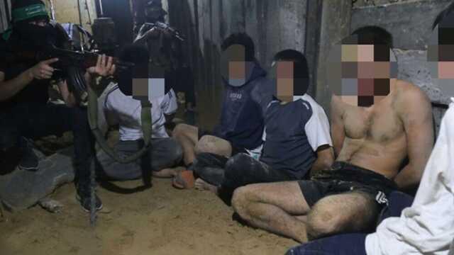 Hamas 13 İsrailli rehineyi Kızılhaç'a teslim etti, Mısır sınırına doğru götürülüyorlar Hamas 13 İsrailli rehineyi Kızılhaç'a teslim etti, Mısır sınırına doğru götürülüyorlar