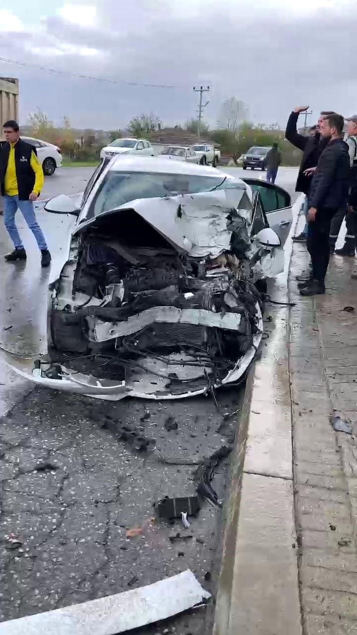 Serdivan'da kamyon ile otomobil çarpıştı, kadın sürücü yaralandı