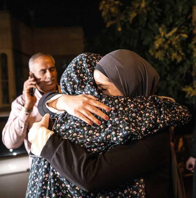 İsrail hapishanelerinden serbest bırakılan Filistinliler, ailelerine kavuştu