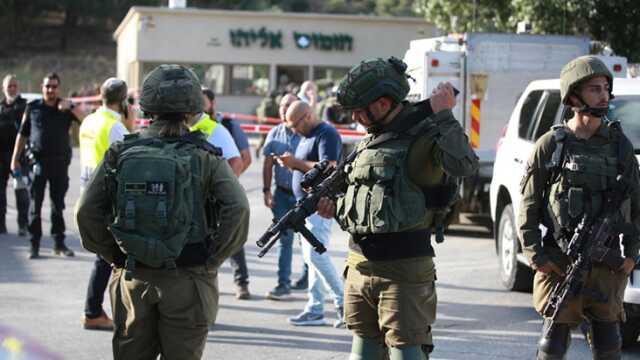 İsrail, Ofer Askeri Hapishanesi'nden serbest bıraktığı Filistinli esirleri, Beytunya kontrol noktasına getirdi