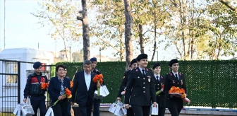 İstanbul'da Jandarma Ekipleri Öğretmenlere Çiçek Vererek Günlerini Kutladı