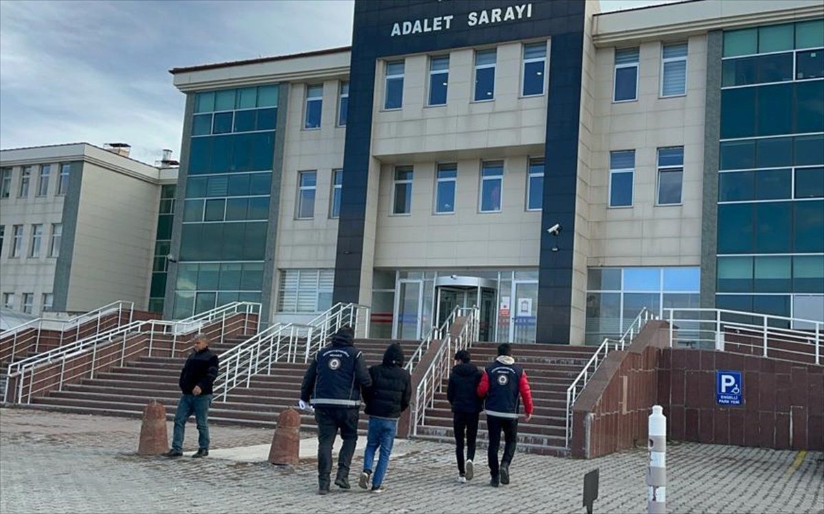 Kars'ta İnsan Kaçakçılığı Yapan 2 Afganistan Uyruklu Gözaltına Alındı