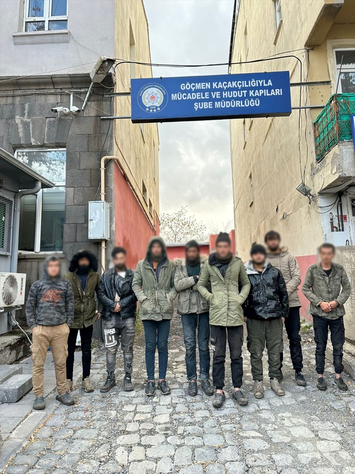 Kars'ta polisleri görünce kaçmaya çalışan düzensiz göçmenler kovalamaca sonucu yakalandı