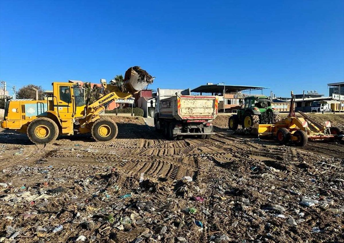 Karaduvar Sahili'nde temizlik yapıldı