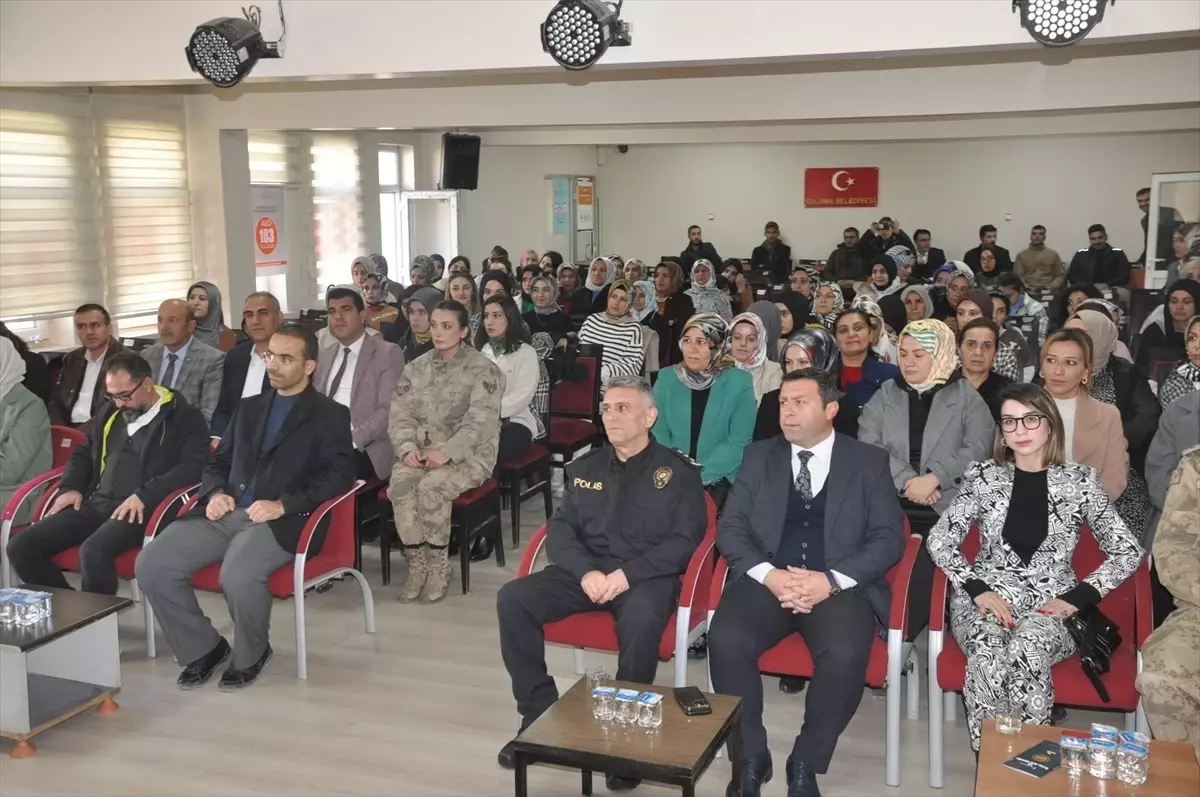 Muş'ta kadına şiddetle mücadele paneli düzenlendi