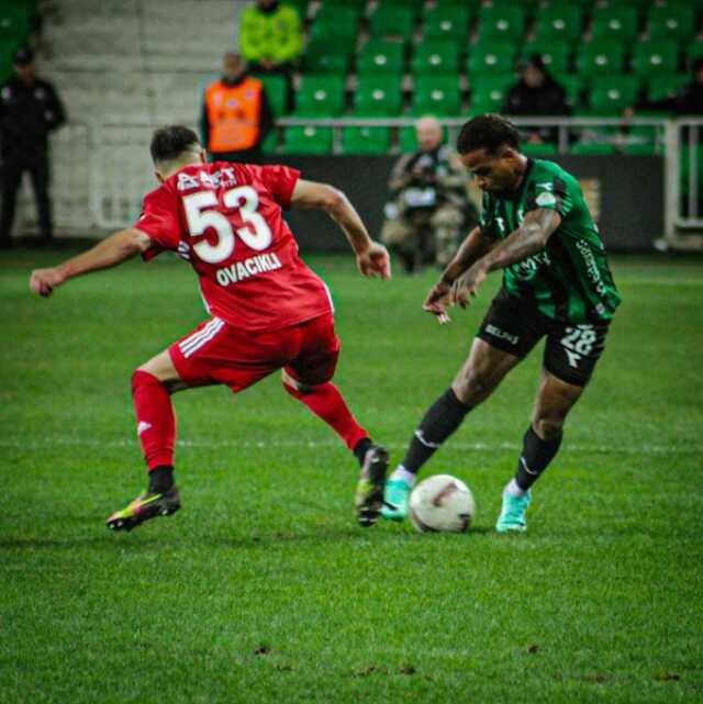 Puanlar bölüşüldü! 4 gollü çılgın maçta kazanan yok