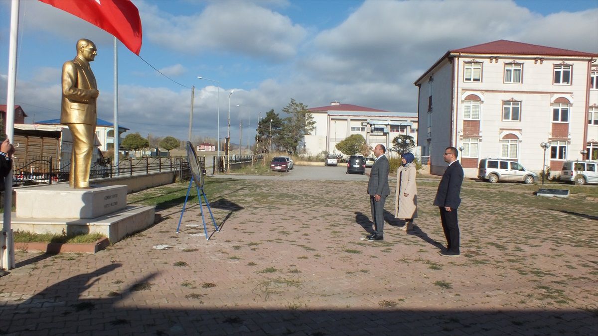 Sivas'ın ilçelerinde Öğretmenler Günü kutlandı