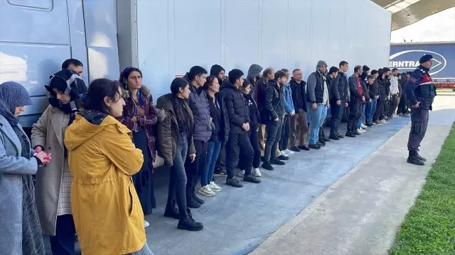 Tır dorsesindeki düzensiz göçmenler jandarmayı 'nefes alamıyoruz' diye arayıp yardım istedi Tır dorsesindeki düzensiz göçmenler jandarmayı 'nefes alamıyoruz' diye arayıp yardım istedi