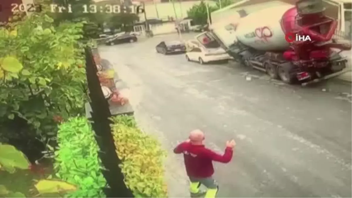 Üsküdar'da freni patlayan beton mikseri 7 aracı ezdi