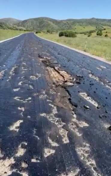 Yapılan yol 9 ayda delik deşik oldu! Ankara Büyükşehir Belediyesi'nin başından savdığı vatandaş çalmadık kapı bırakmadı Yapılan yol 9 ayda delik deşik oldu! Ankara Büyükşehir Belediyesi'nin başından savdığı vatandaş çalmadık kapı bırakmadı