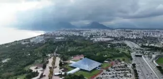 Antalya Kitap Fuarı'nda Kitapseverlerin Yoğun İlgi Gösterdiği İlk Gün