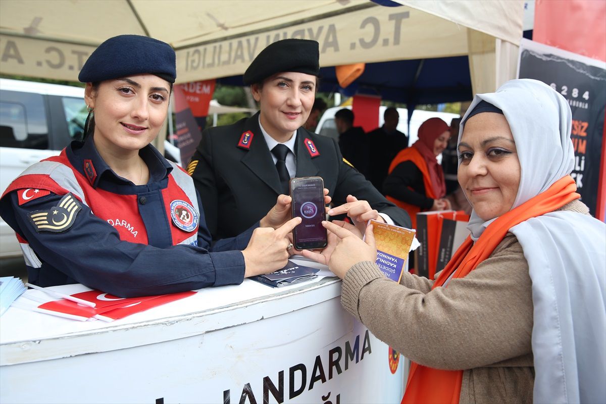 Kocaeli İl Jandarma Komutanlığı KADES Bilgilendirme Çalışması Yaptı