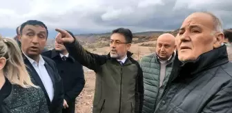 Tarım ve Orman Bakanı Yumaklı, yangın sonrası köyde incelemelerde bulundu