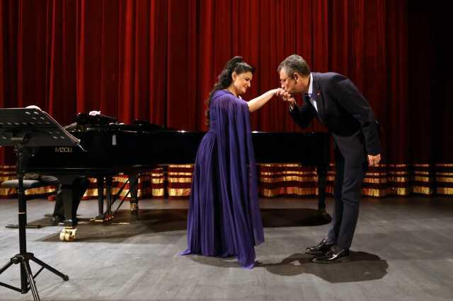 Cumhurbaşkanı Erdoğan'dan Türkiye'ye 'işgalci' diyen kadının elini öpen Özgür Özel'e gönderme Cumhurbaşkanı Erdoğan'dan Türkiye'ye 'işgalci' diyen kadının elini öpen Özgür Özel'e gönderme