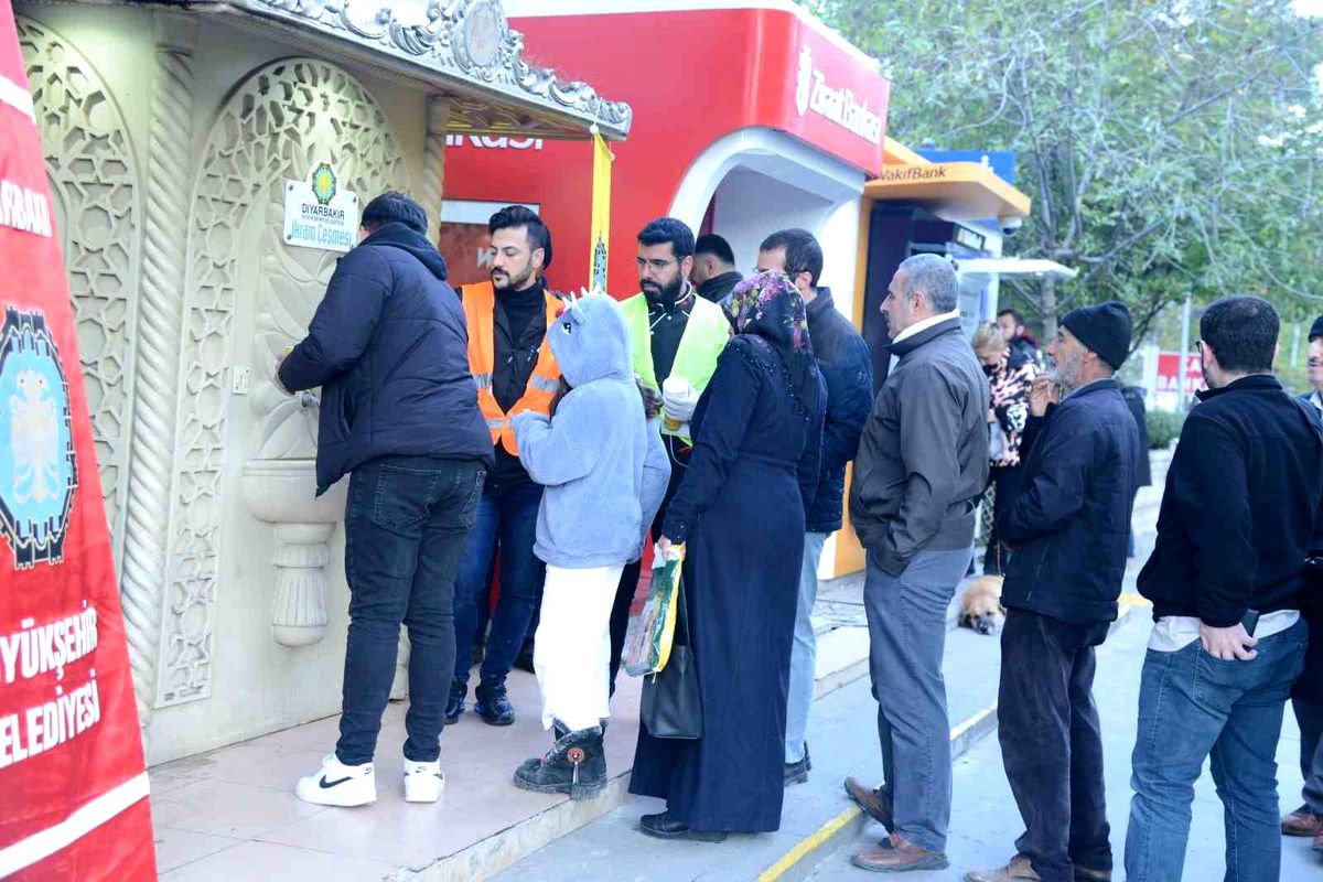 Diyarbakır Büyükşehir Belediyesi Kentteki 6 Noktada Ücretsiz Çorba Dağıtımına Başladı