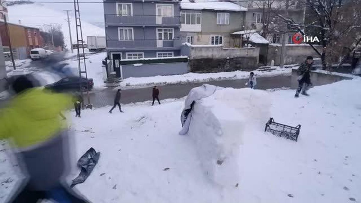 Erzurum'da çocukların kartopu savaşı