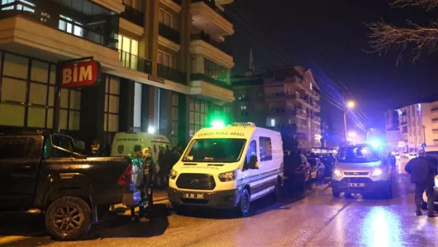 Eşini defalarca bıçaklayarak öldürdü! Vahşete tanık olan çocukların çığlıkları apartmanı inletti Eşini defalarca bıçaklayarak öldürdü! Vahşete tanık olan çocukların çığlıkları apartmanı inletti