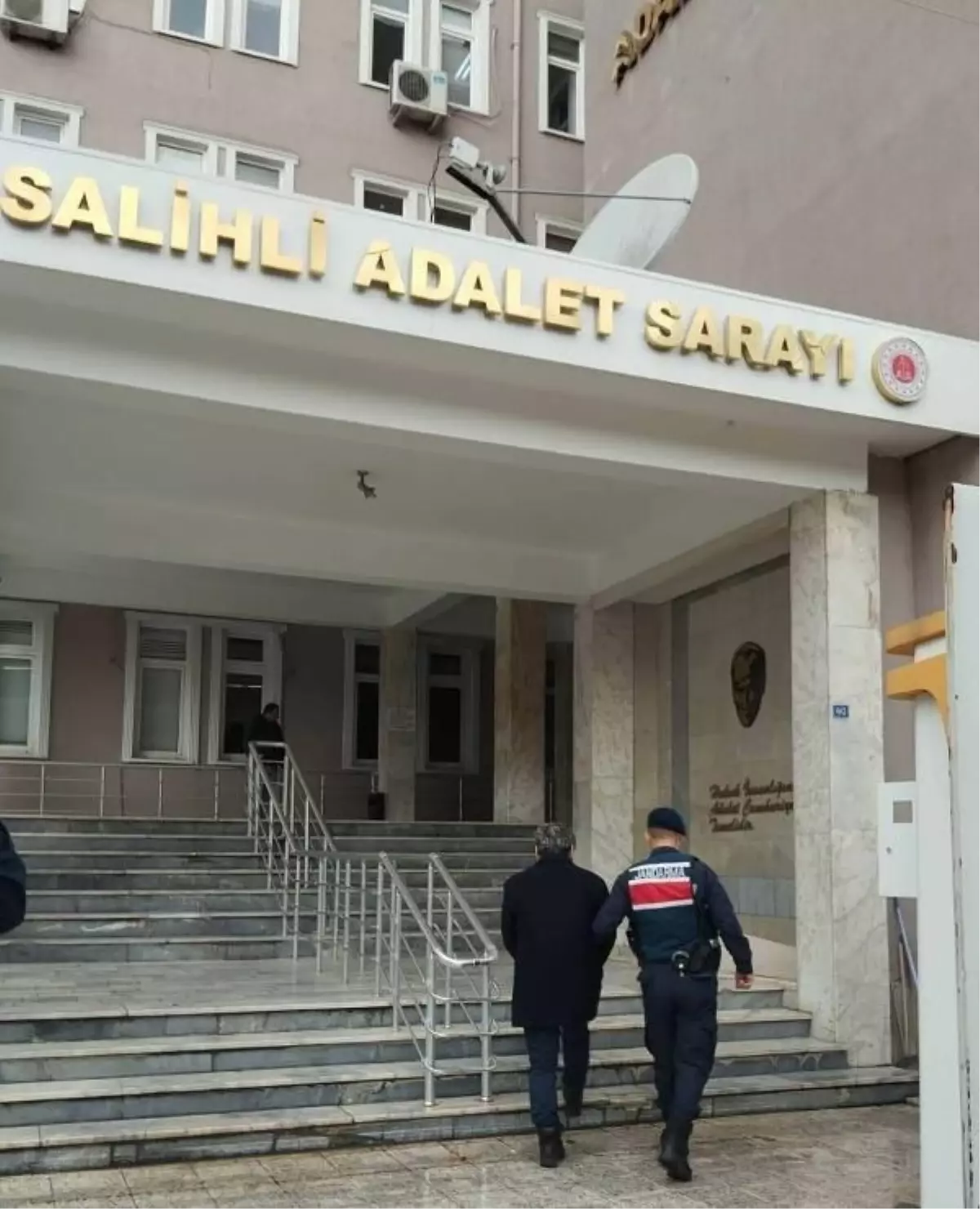 Salihli'de FETÖ üyesi eski hakim yakalandı