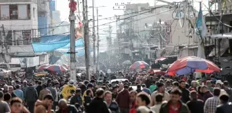 Filistinliler, insani aranın ikinci gününde Gazze'nin güneyindeki çarşılara akın etti