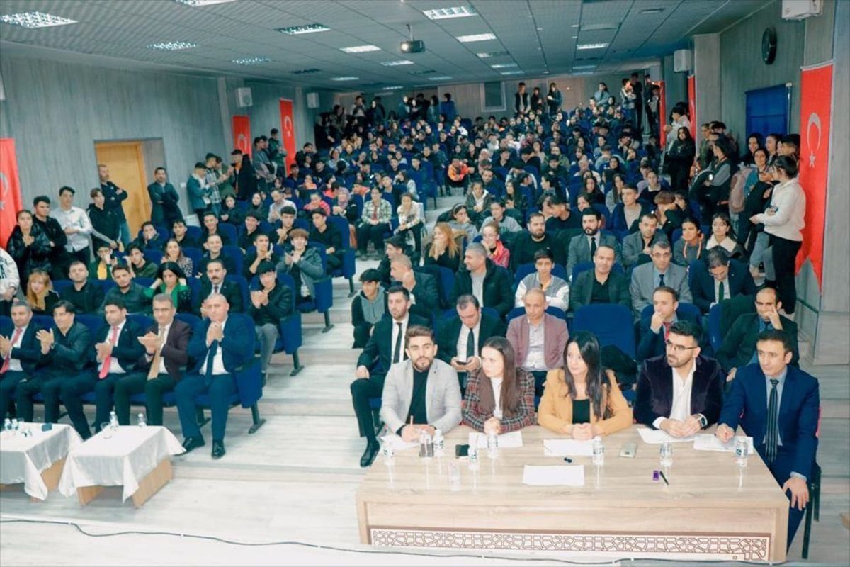 Hakkari'de Lise ve Ortaokulları Arası Bilgi Yarışması Düzenlendi