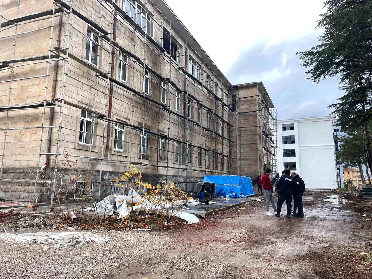 Isparta'da inşaatta elektrik akımına kapılan işçi hastaneye kaldırıldı