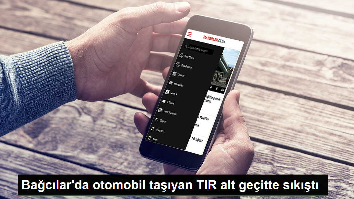 Bağcılar'da Otomobil Taşıyan TIR Alt Geçitte Sıkıştı