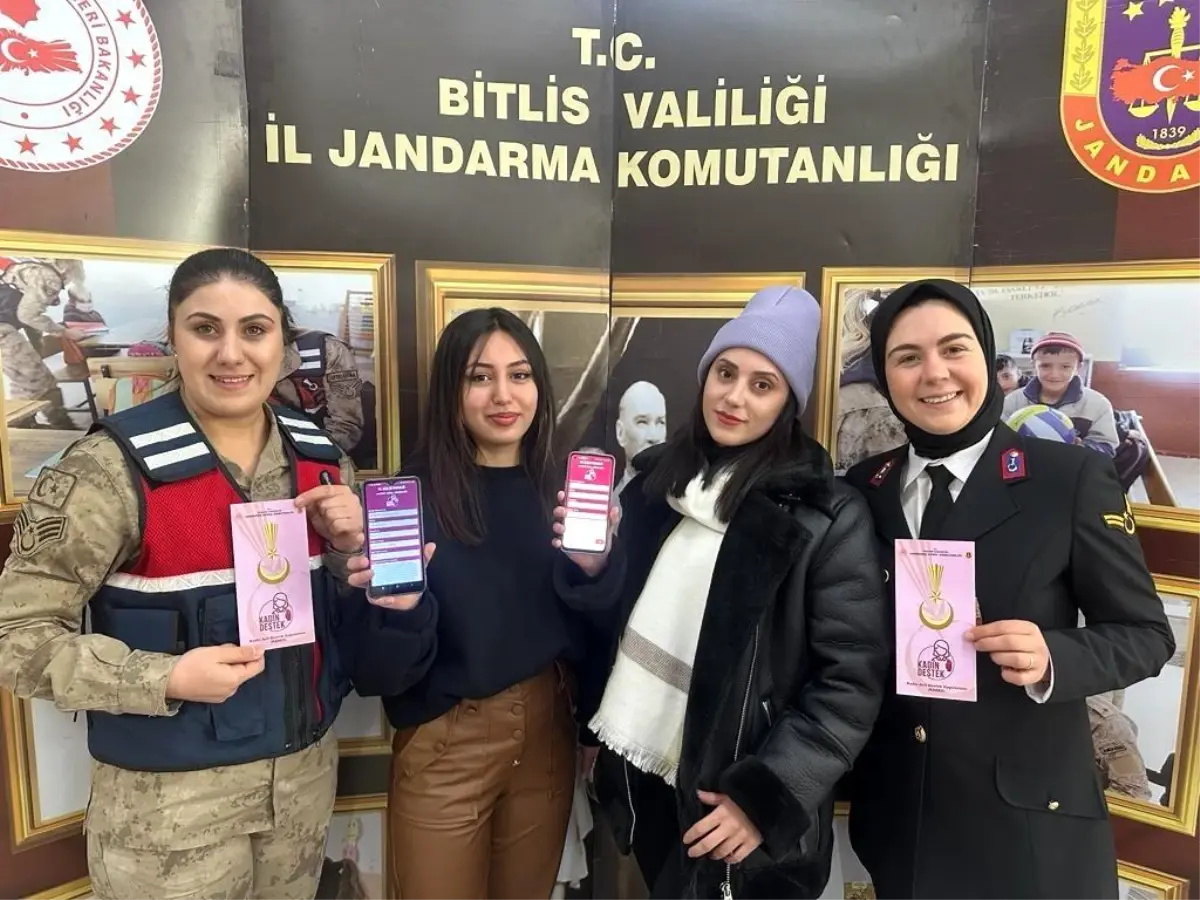 Bitlis İl Jandarma Komutanlığı Üniversite Öğrencilerine KADES Hakkında Bilgilendirme Yaptı