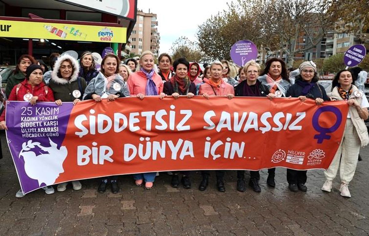 Nilüfer'de Kadınlar Şiddete Karşı Yürüdü