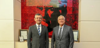 Karabağlar Belediye Başkanı Muhittin Selvitopu, CHP Genel Başkanı Özgür Özel'i ziyaret etti