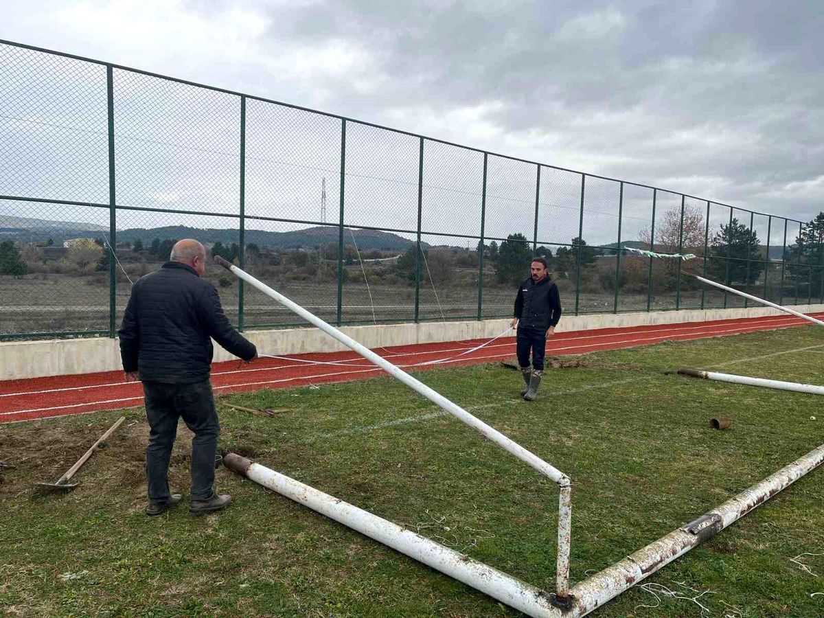 İhsangazispor'un kale direkleri değiştirildi