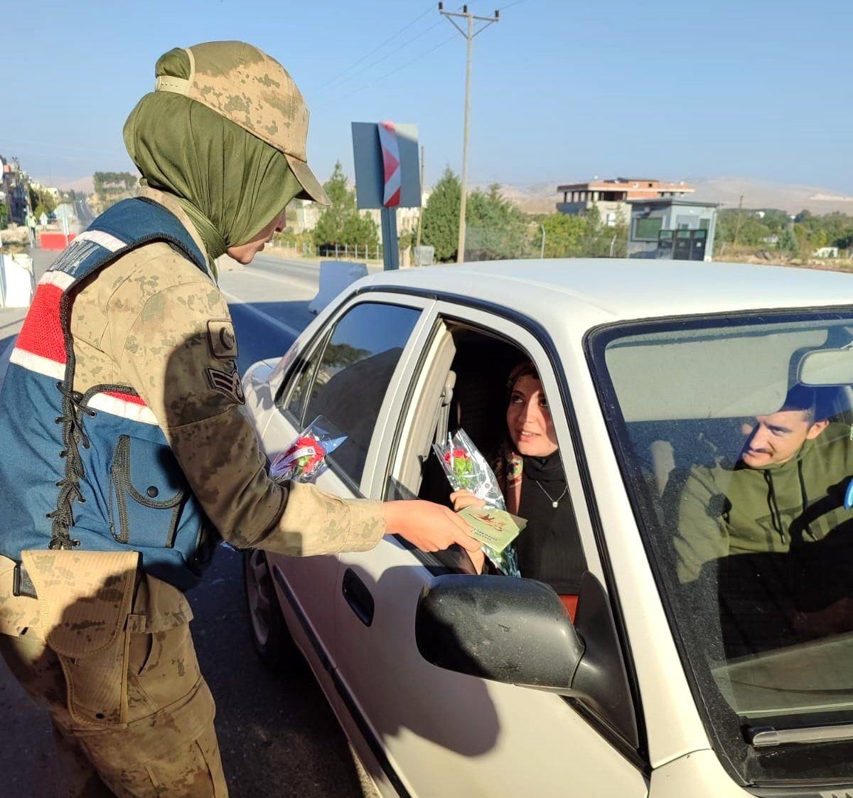 Nusaybin Jandarması Kadına Yönelik Şiddete Karşı Bilgilendirme Yaptı