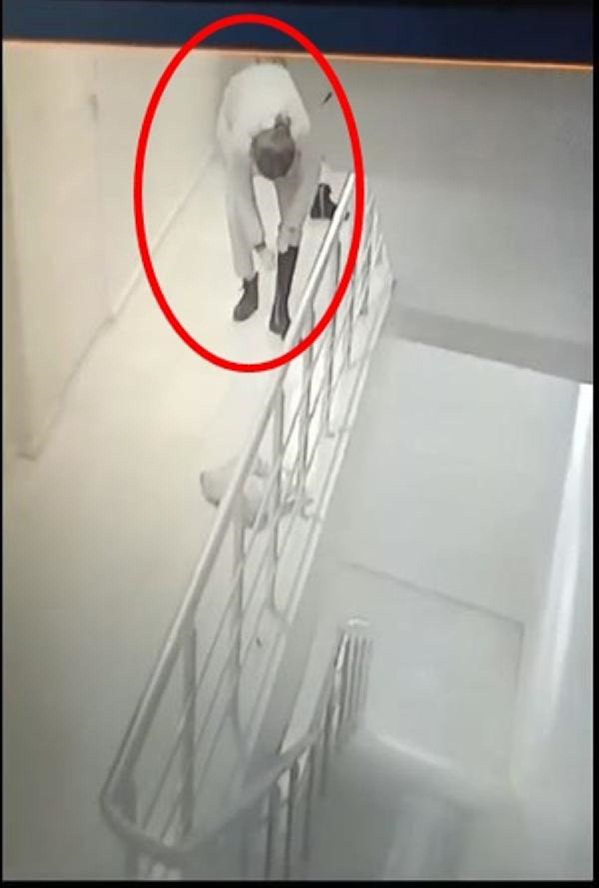 Kadın Apartmanda Ayakkabı Çaldı