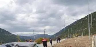 Amasya'da otomobilin aydınlatma direğine çarptığı kazada 3 kişi yaralandı