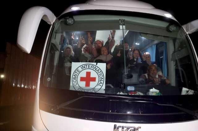 Rehine takasında 2. gün! Hamas, 13 İsrailli esiri daha serbest bıraktı Rehine takasında 2. gün! Hamas, 13 İsrailli esiri daha serbest bıraktı