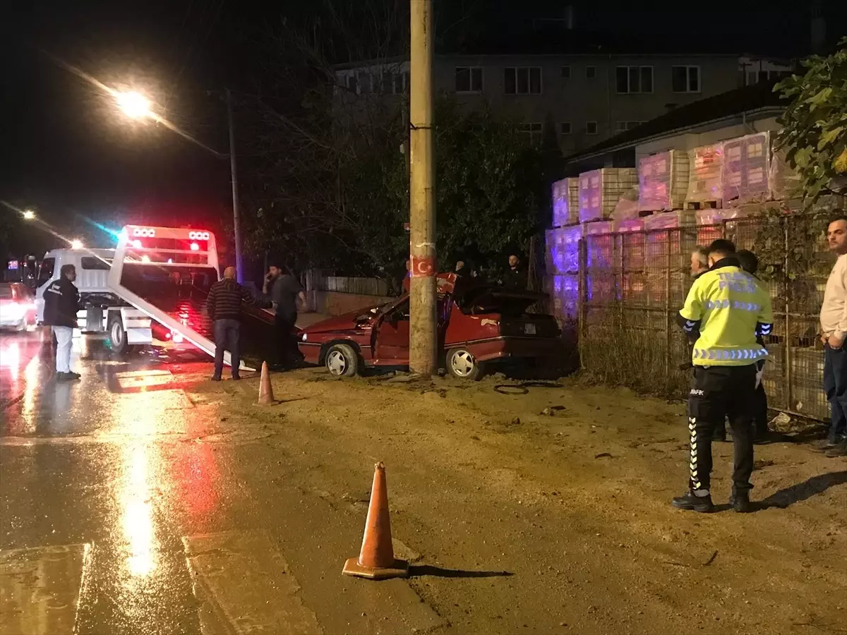 Akyazı'da Beton Direğe Çarpan Otomobilin Sürücüsü Hayatını Kaybetti
