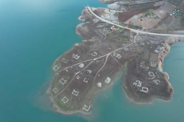 Sular çekildi, 40 yıl önce boşaltılan köy ortaya çıktı Sular çekildi, 40 yıl önce boşaltılan köy ortaya çıktı