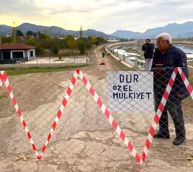 Çorumlu vatandaş özel mülkü olduğu gerekçesiyle 3 mahalle, 3 köy ve 1 ilçeye ulaşım sağlayan yolu trafiğe kapattı Çorumlu vatandaş özel mülkü olduğu gerekçesiyle 3 mahalle, 3 köy ve 1 ilçeye ulaşım sağlayan yolu trafiğe kapattı