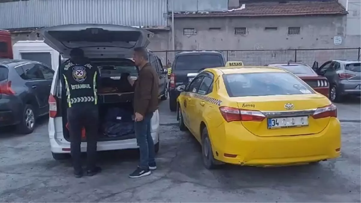 Turistleri gören taksici, aracındaki 3 Türk yolcuyu zorla indirdi