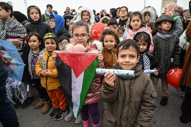 Üsküdar'da, Filistin'de ölen çocukların isimleri uçurtmaya bağlanarak uçuruldu Üsküdar'da, Filistin'de ölen çocukların isimleri uçurtmaya bağlanarak uçuruldu