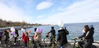 Vanlı kadınlar Gazze'de ölen kadınlar için gökyüzüne balon bıraktı