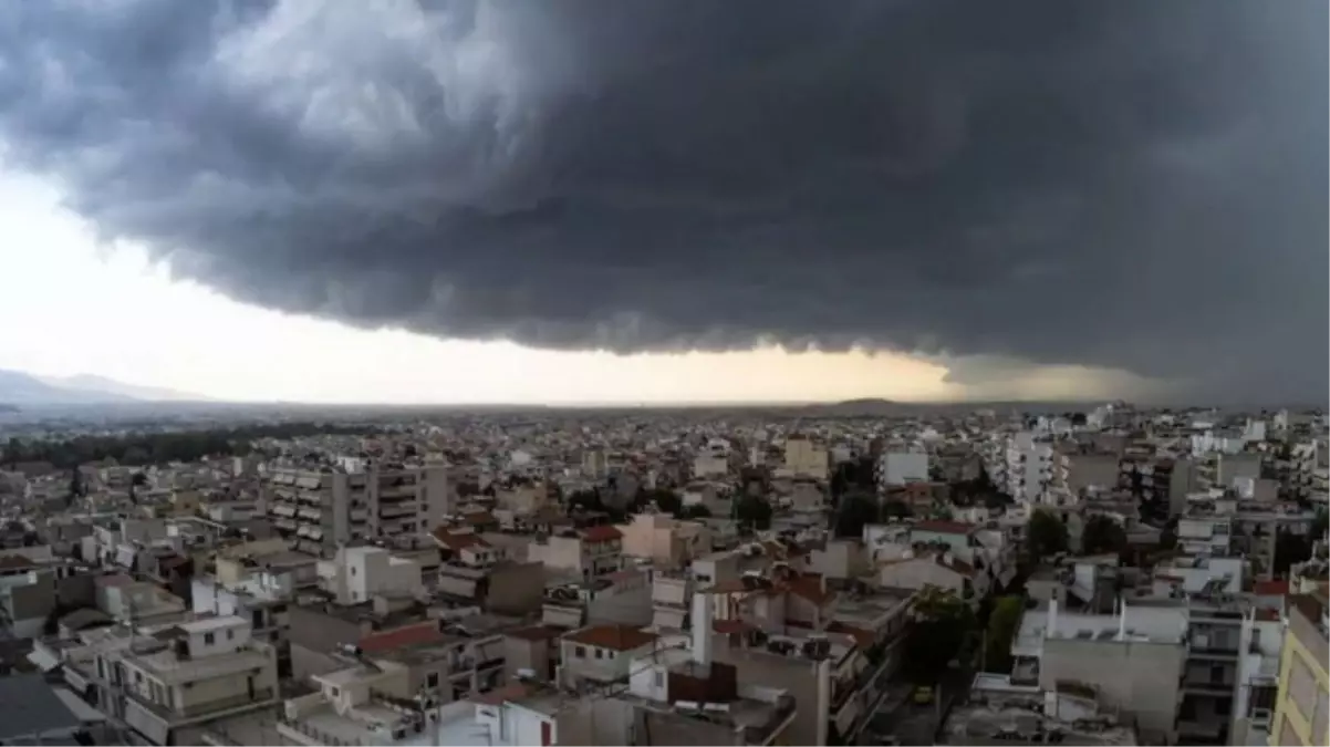 Yunanistan'da olumsuz hava koşullarına karşı cep telefonlarına 'acil kodlu' mesajlar gönderildi