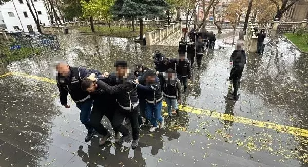 Liderliğini Barış Boyun'un yaptığı 'Daltonlar' çetesine 'Redkit' operasyonu! 13 şüpheli gözaltına alındı Liderliğini Barış Boyun'un yaptığı 'Daltonlar' çetesine 'Redkit' operasyonu! 13 şüpheli gözaltına alındı